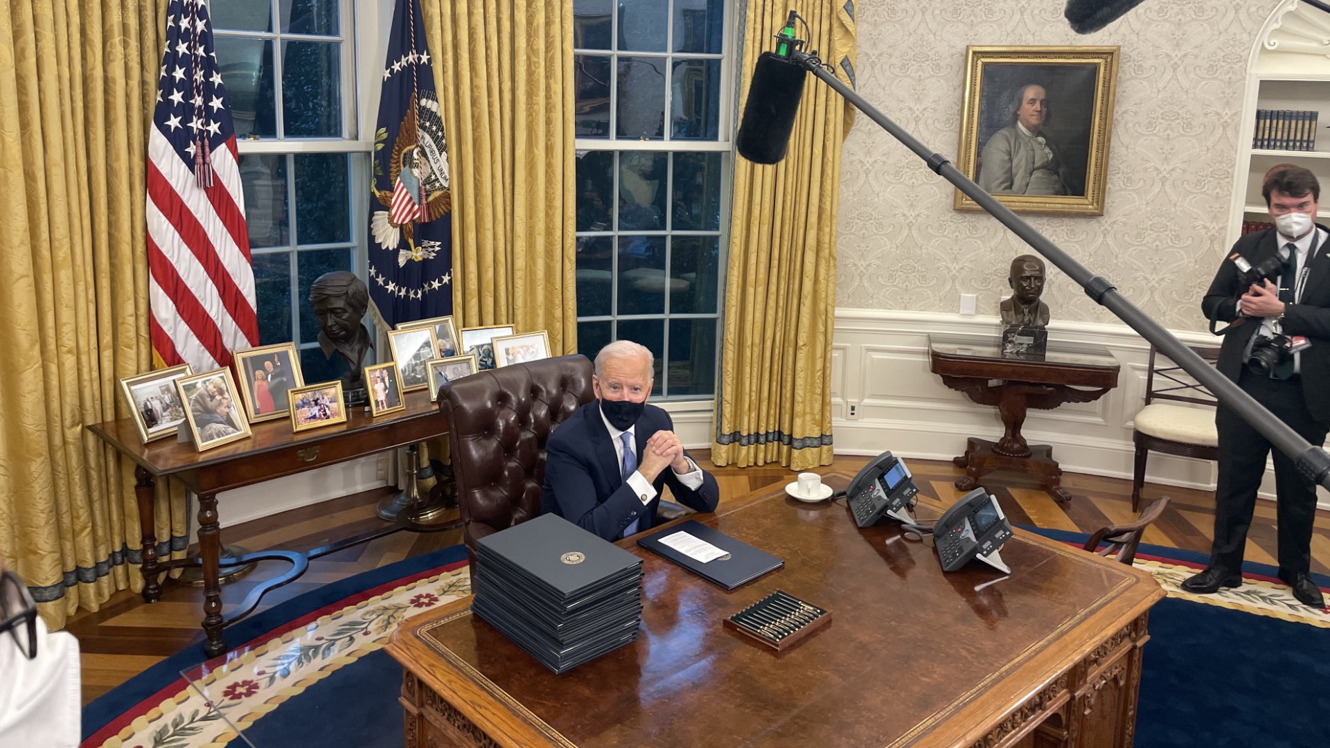 Biden firma primeras órdenes ejecutivas. Detiene el muro fronterizo, regresa al Acuerdo de París y a la OMS