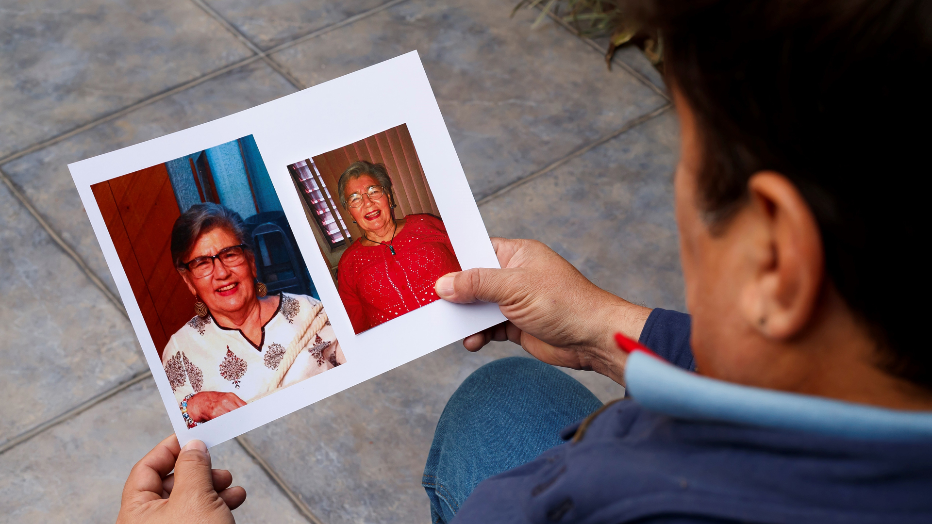 COVID-19 deja en las sombras miles de muertes colaterales en México - jorge-muestra-unas-fotografias-de-su-madre-adela-alcaraz-vargas