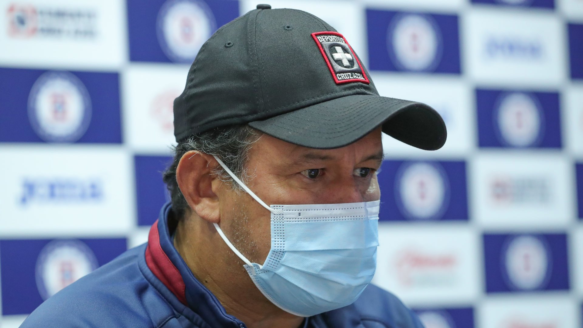 Juan Reynoso defiende al ‘Cata’ Domínguez ante críticas de aficionados de Cruz Azul