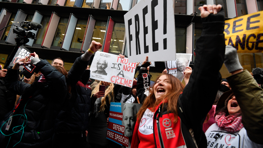 Lágrimas, abrazos y canciones por la libertad de Julian Assange