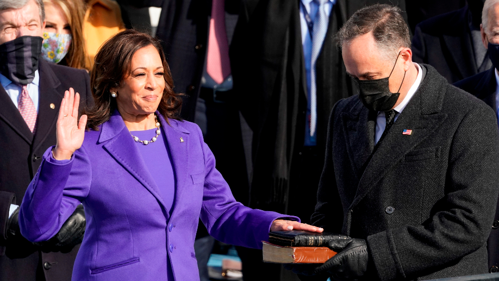 Kamala Harris hace historia al jurar como vicepresidenta de EE.UU.