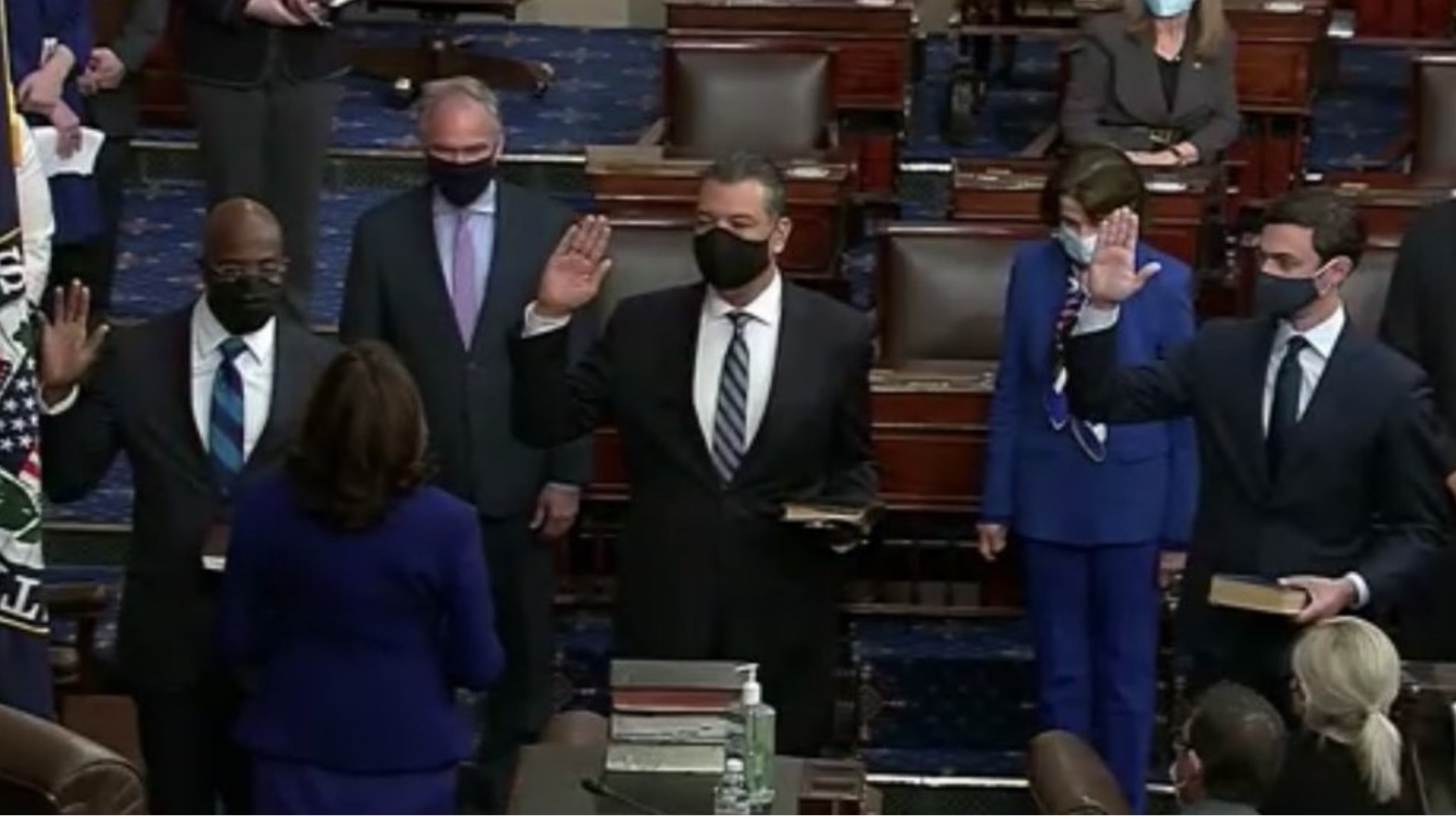 #Video Kamala Harris toma juramento a nuevos senadores