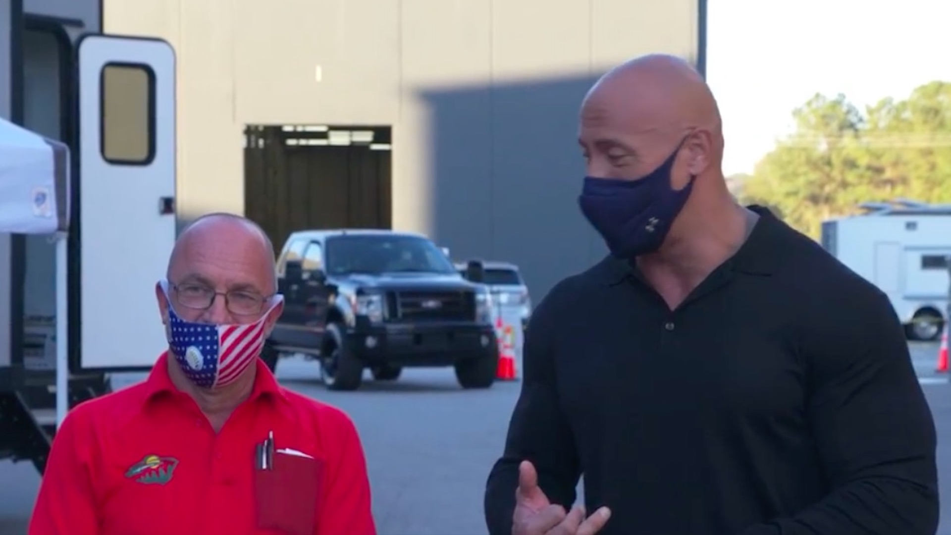 #Video ‘The Rock’ regala camioneta a uno de sus amigos que le dio refugio y le ayudó a comprar su primer auto