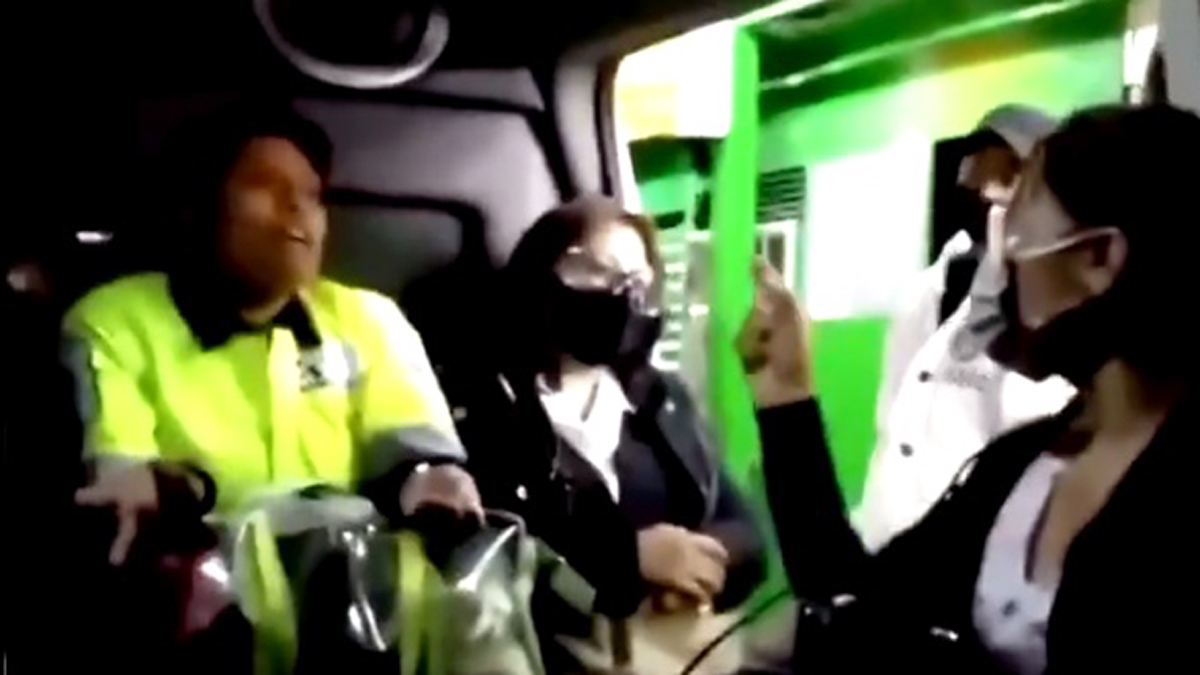 #Video Pasajera se niega a usar cubrebocas en transporte público; la apodan #LadyPepitas