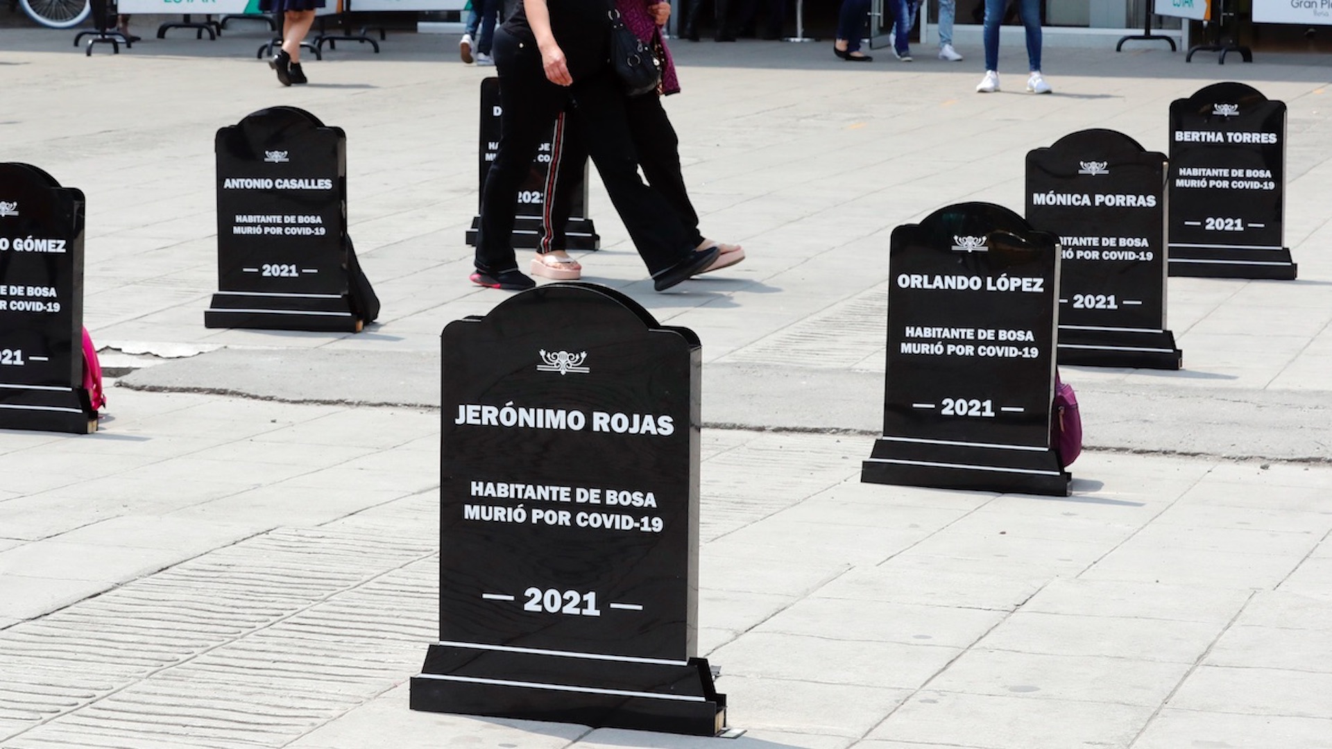 Colocan lápidas con el nombre de personas que han muerto por COVID-19 en Colombia