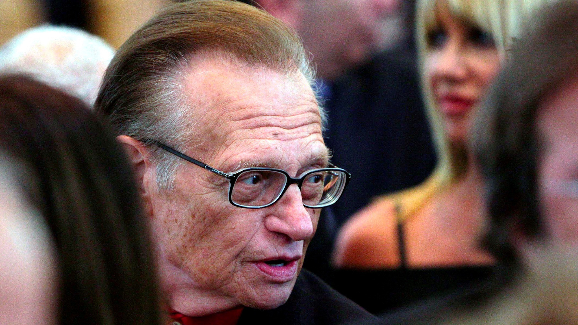 Hospitalizan por COVID-19 al presentador Larry King