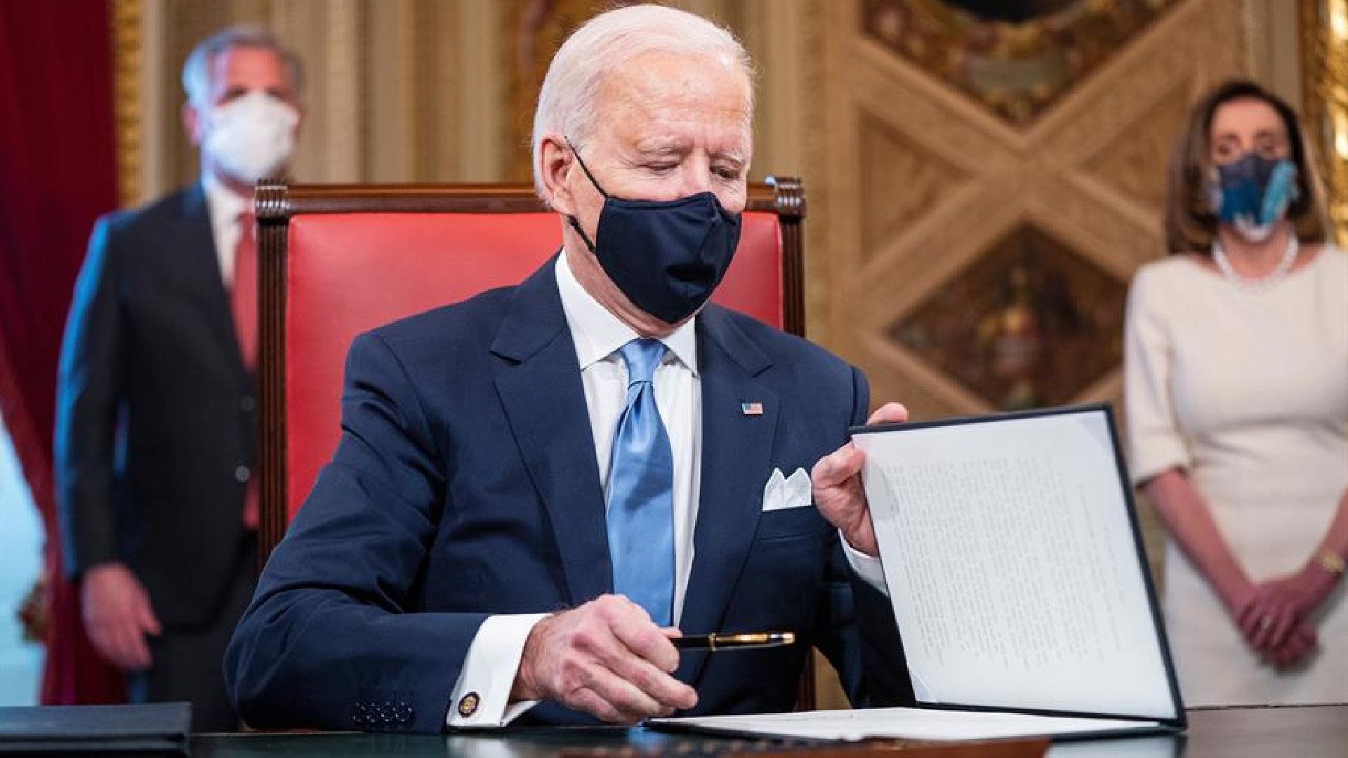 Las 17 medidas aprobadas por Biden en su primer día en la Casa Blanca