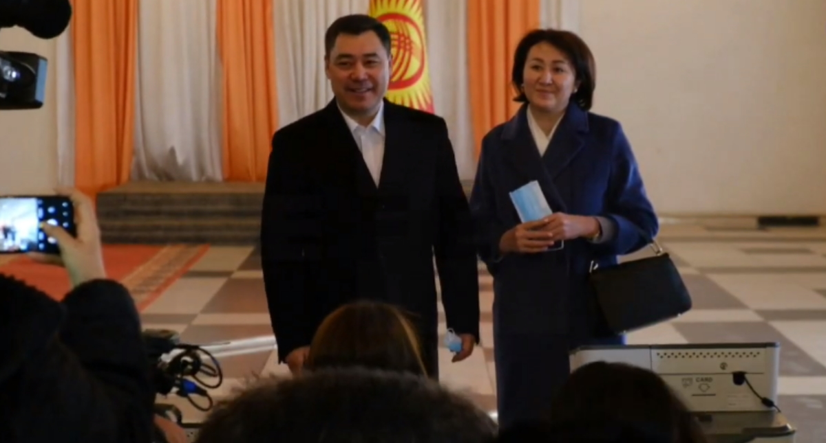 Zhapárov gana las elecciones y kirguises dan la espalda al parlamentarismo