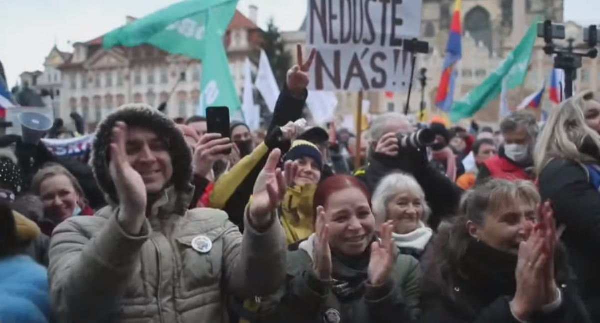 Protesta en Praga contra medidas anti covid mientras aumentan los contagios