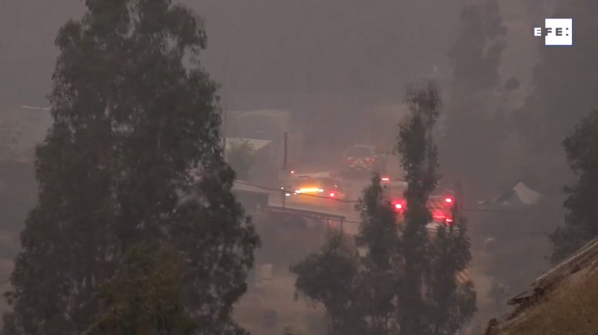Desalojan a 25 mil personas por incendio forestal en el centro de Chile