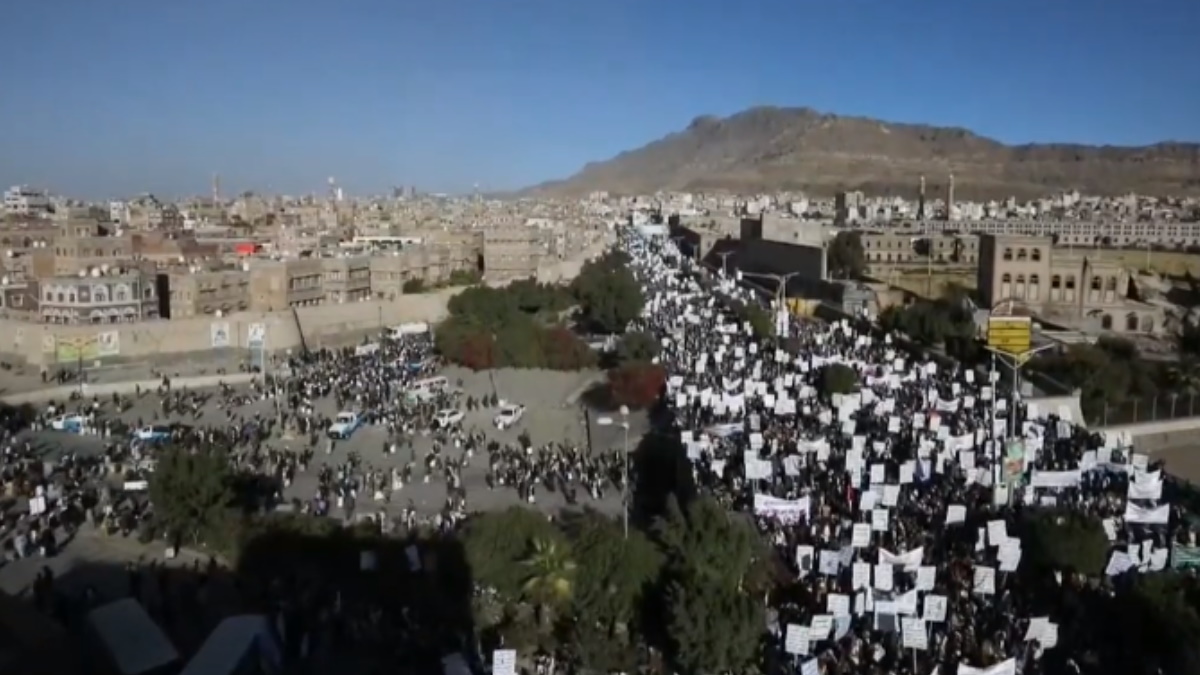 Miles se manifiestan en Saná contra la designación de hutíes como terroristas