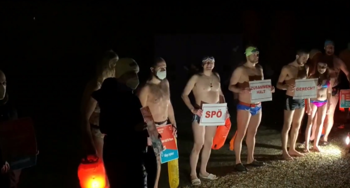 Baño solidario “bajo cero” en Viena para ayudar a las personas sin hogar