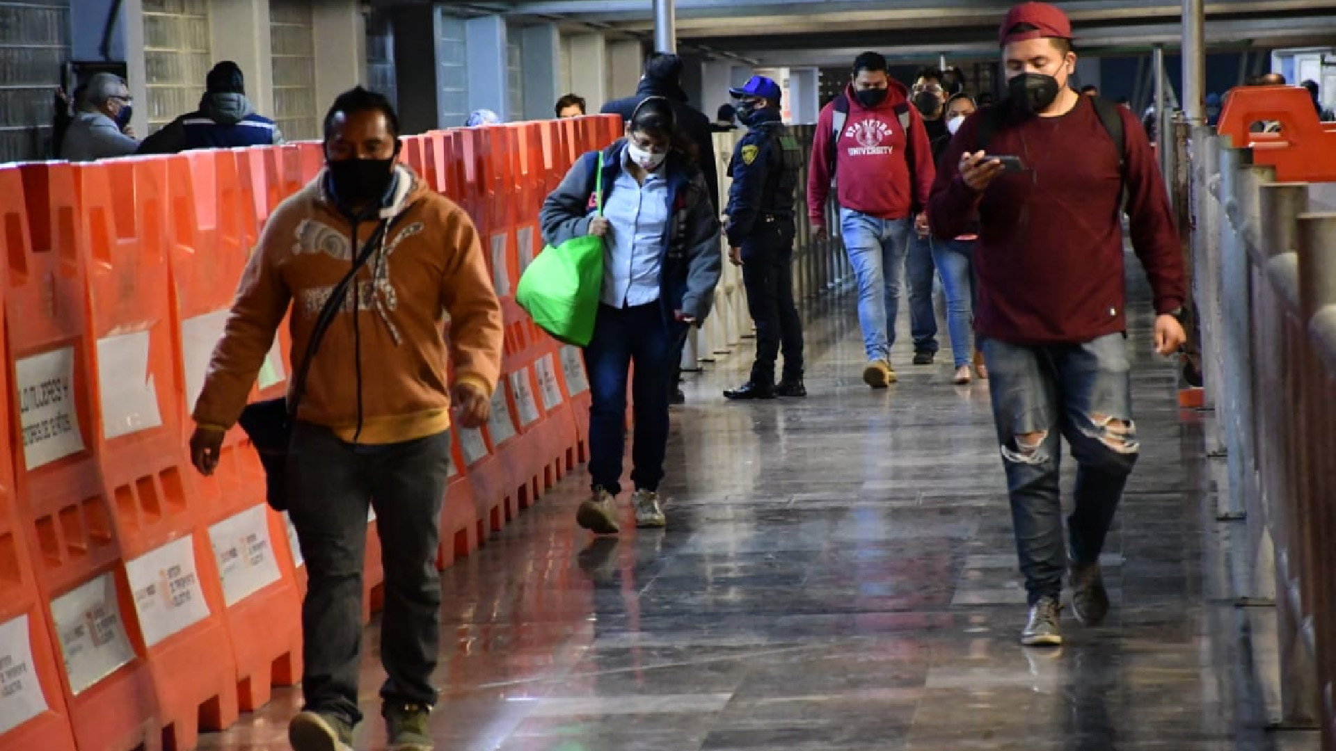 Línea 1 del Metro de la Ciudad de México reinició operaciones este lunes con 16 trenes Línea 1 del Metro de la Ciudad de México reinició operaciones este lunes con 16 trenes