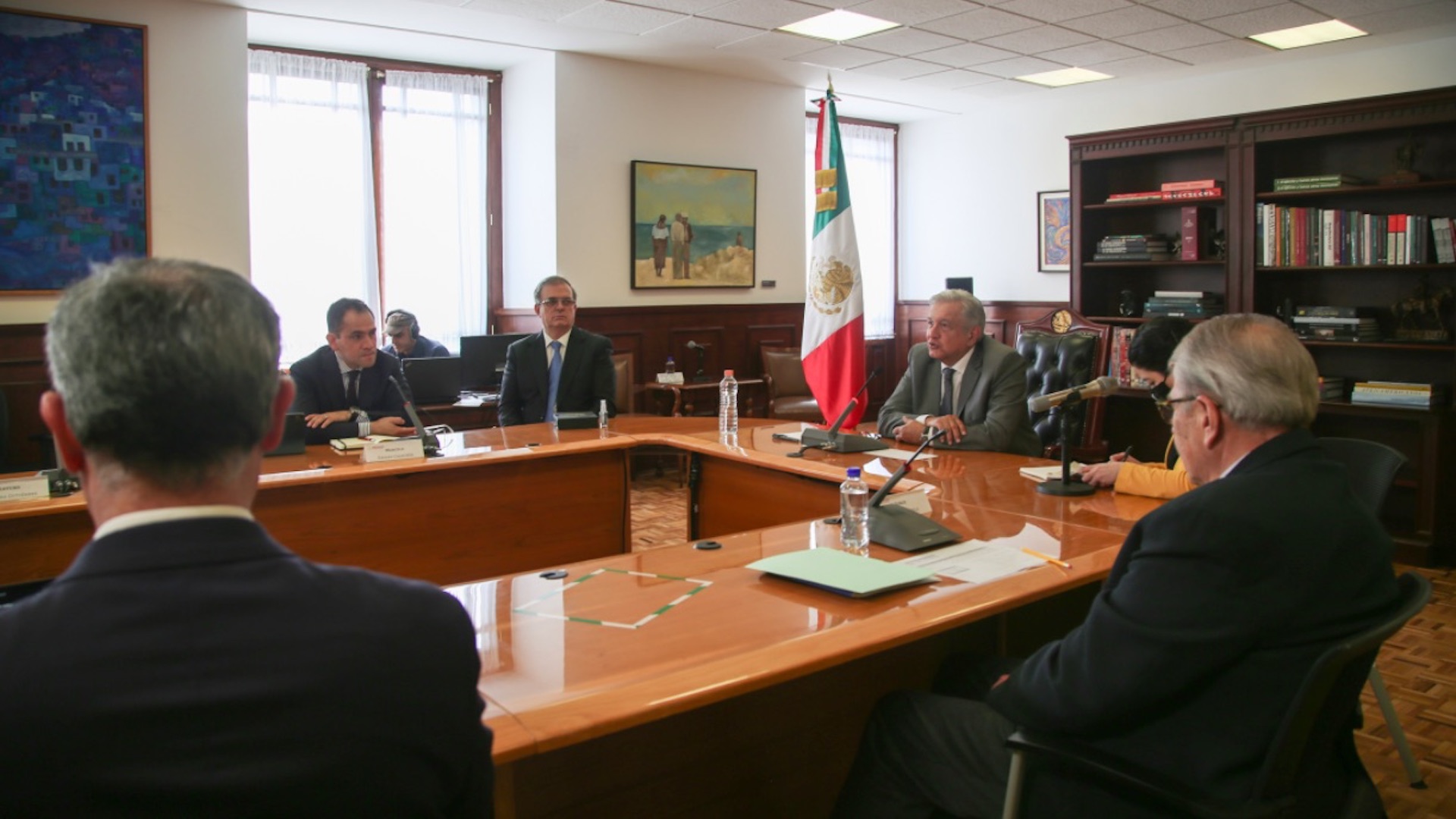 Reafirma López Obrador compromiso de entrega de vacunas a México con Pfizer