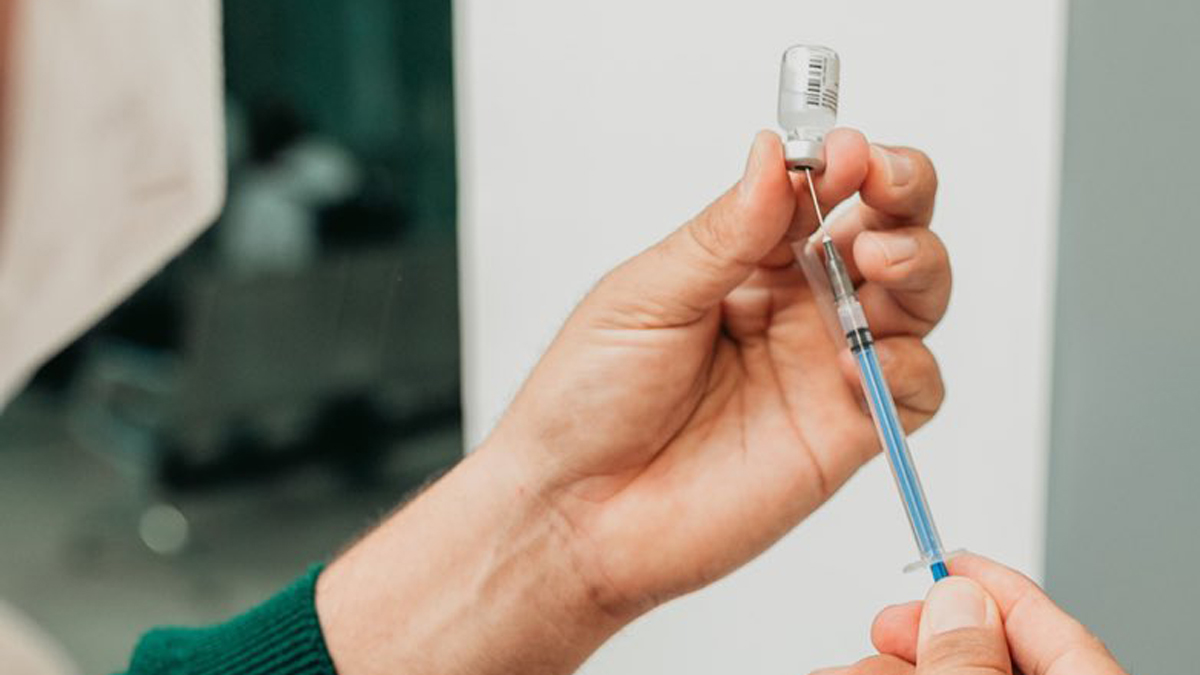 Gobernadores y empresas celebran autorización para comprar vacunas contra COVID-19 Gobernadores y empresas celebran autorización para comprar vacunas contra COVID-19