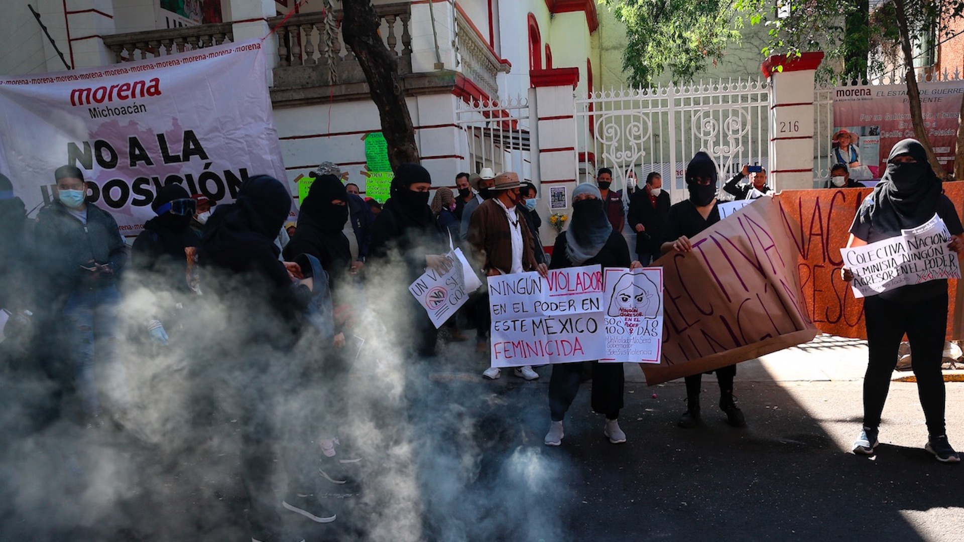 #Video Feministas protestan en sede de Morena contra postulación de Salgado Macedonio a gubernatura de Guerrero