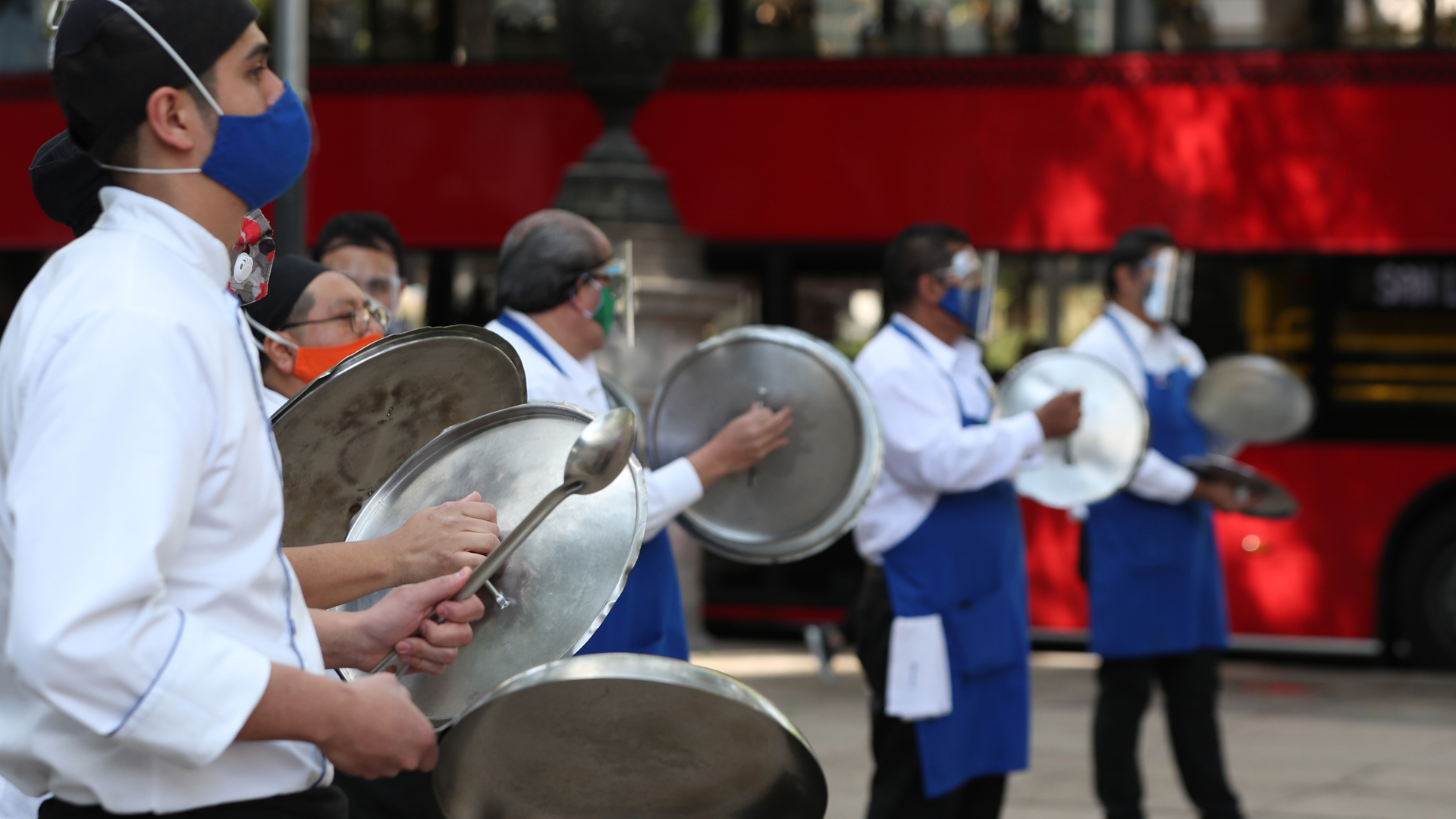Ciudad de México cede ante presiones para permitir reapertura de restaurantes