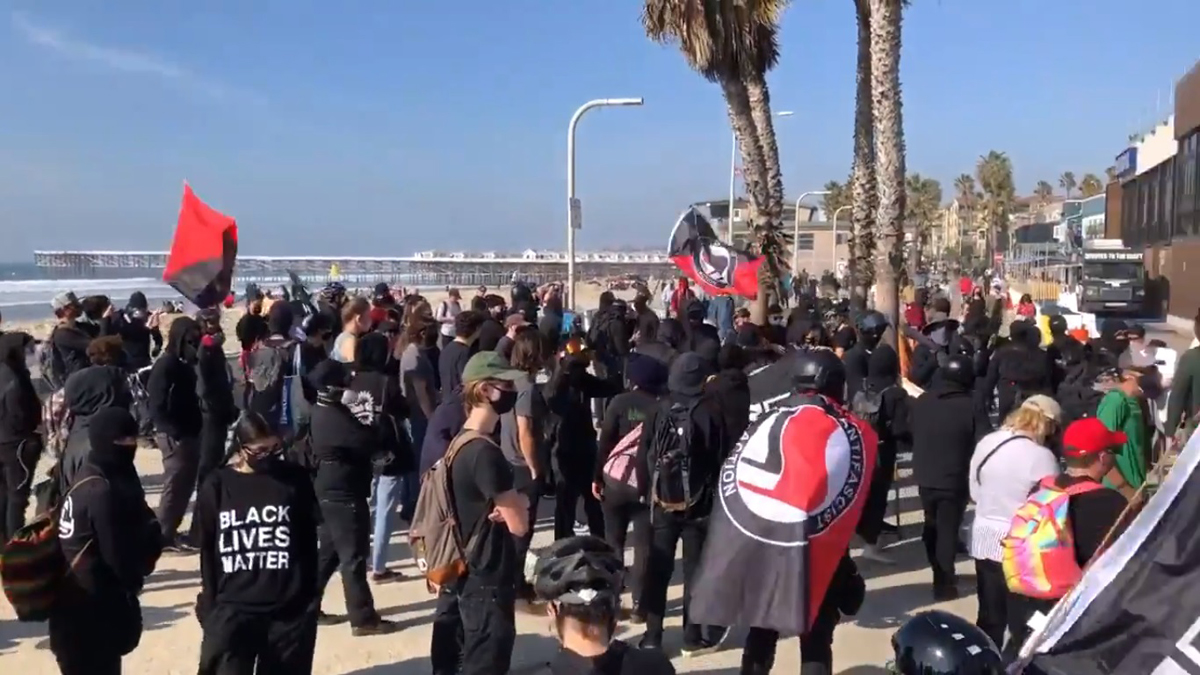 #Video Chocan simpatizantes y detractores de Trump en San Diego