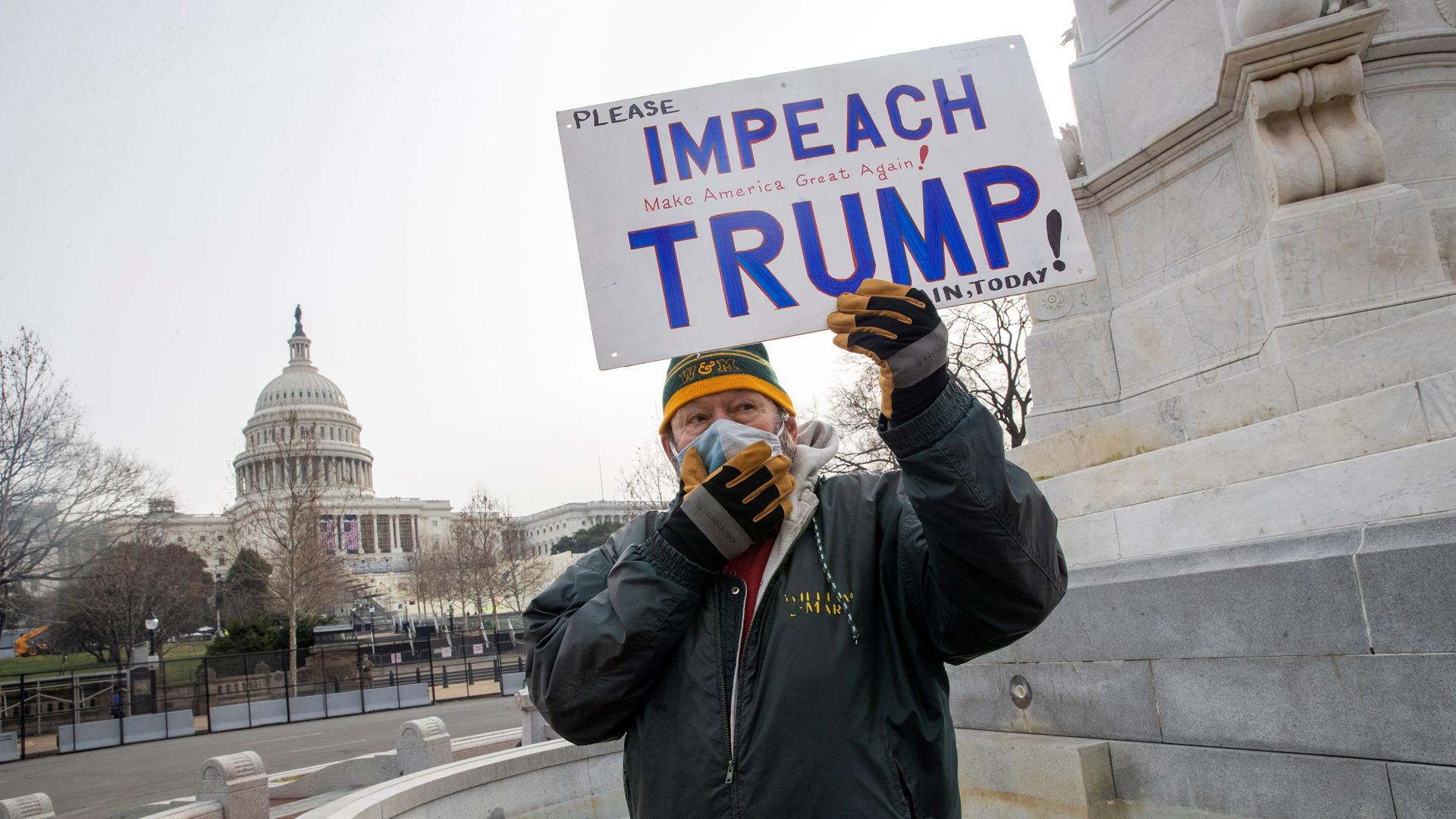 Trump concluye mandato este lunes, muestra página del Departamento de Estado de EE.UU. - manifestante-a-favor-de-la-destitucion-de-trump
