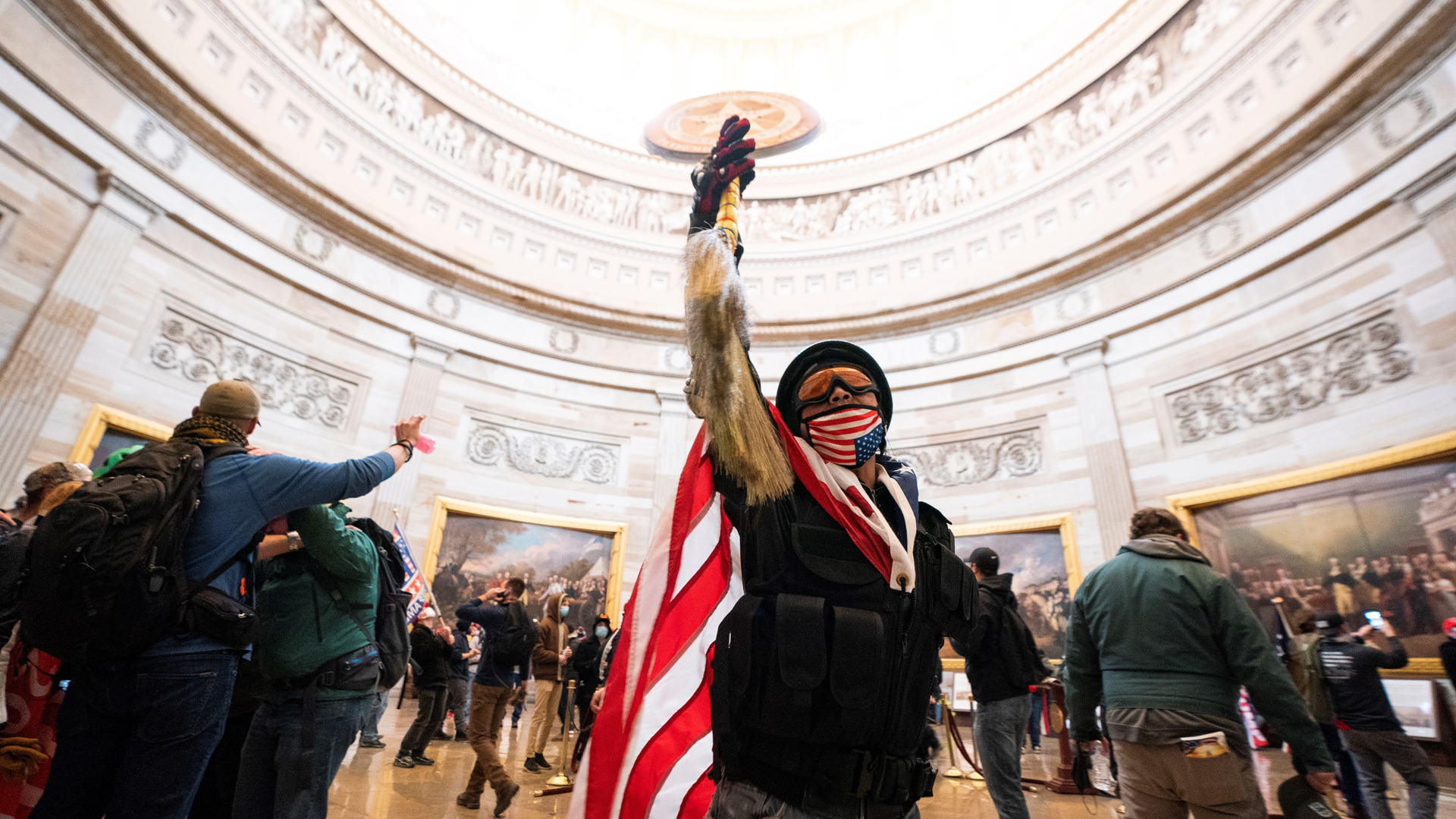Informe de FBI alertó de una "guerra" en Capitolio un día antes del asalto - manifestante-en-el-capitolio