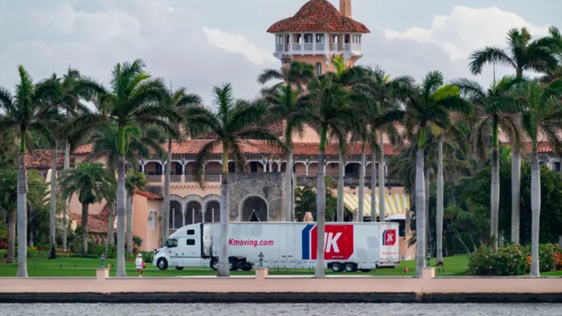 #Video Llegan camiones de mudanza a la residencia de Mar-a-Lago de Donald Trump