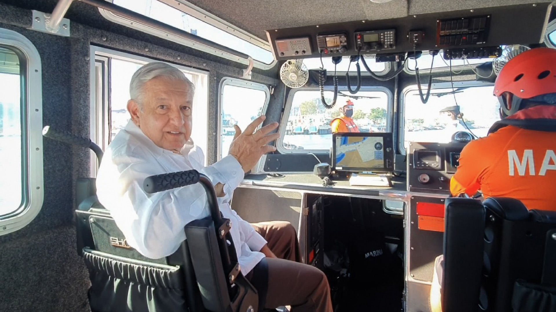 Marina a cargo de puertos por seguridad nacional, asegura López Obrador