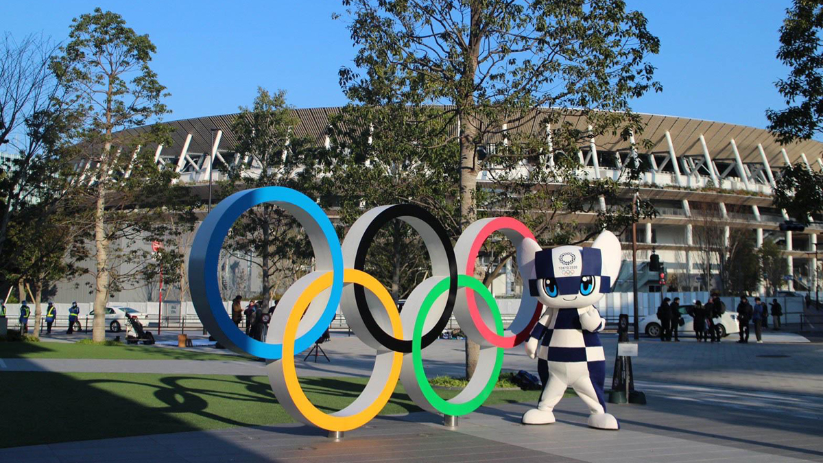 Iglesia pide impulsar el deporte en jóvenes ante los Juegos Olímpicos - mascota-miraitowa-a-lado-de-aros-olimpicos-en-tokio