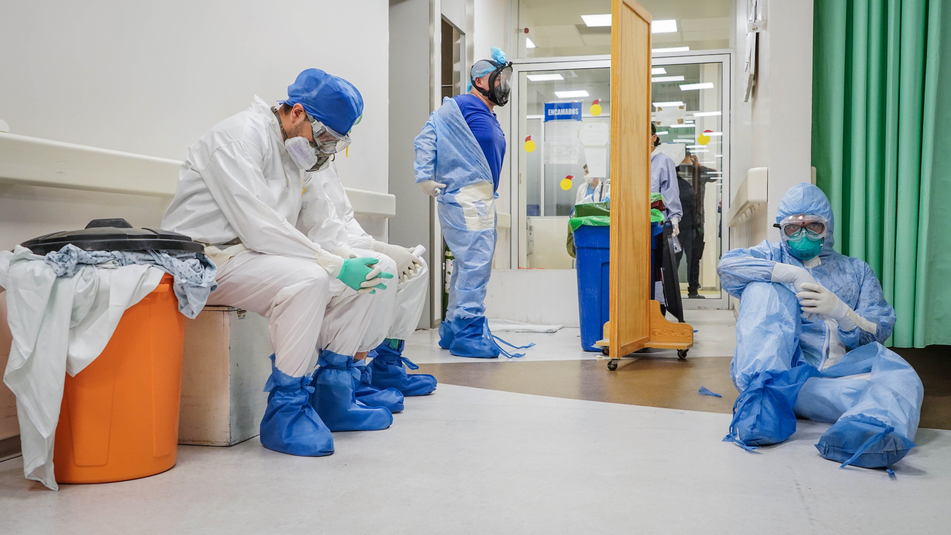 Jalisco enfrenta pandemia de COVID-19 con hospitales y funerarias rebasados - medicos-de-la-primera-linea-de-atencion-del-covid-19-en-mexico-en-momento-de-descanso