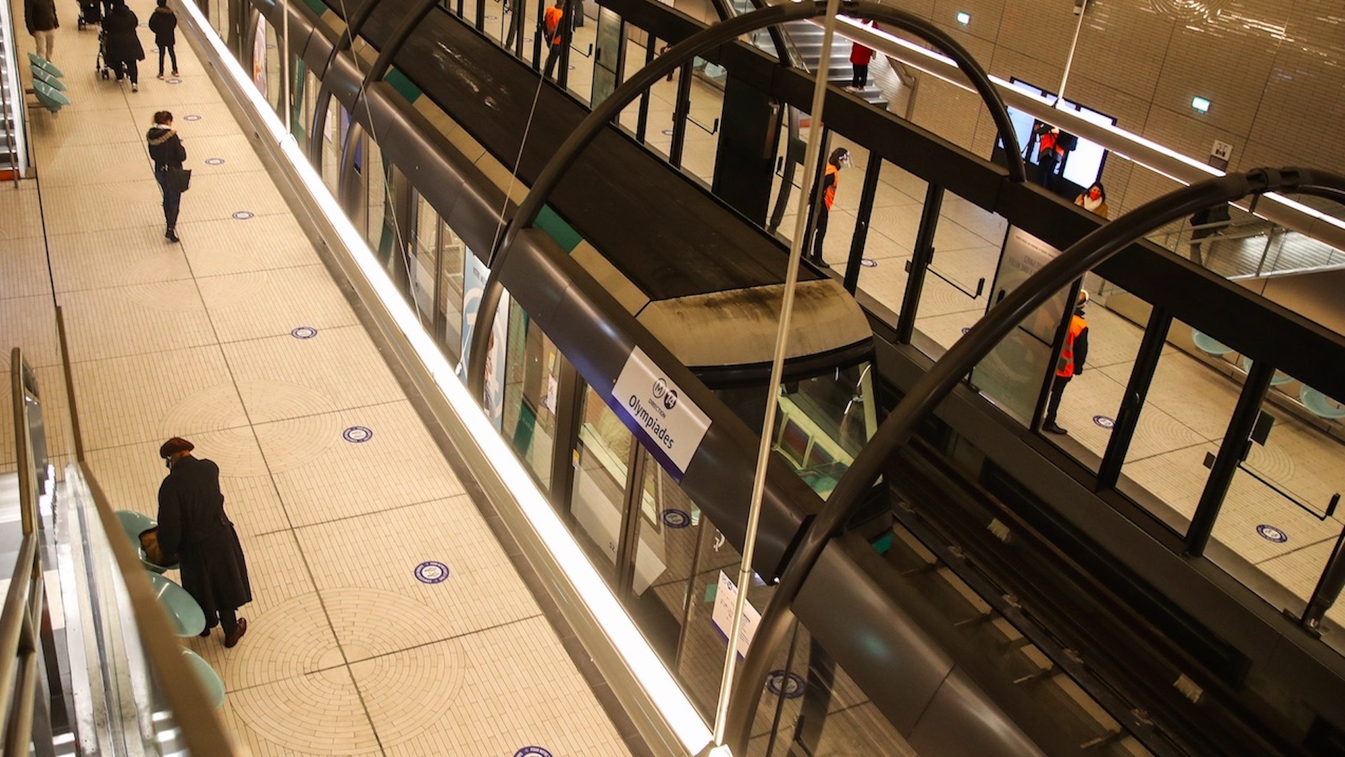 Academia de Medicina francesa recomienda no hablar ni llamar por teléfono en el transporte público