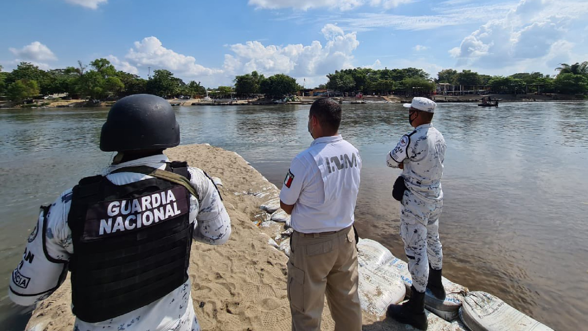México restringe paso de guatemaltecos por posible llegada de caravanas migrantes