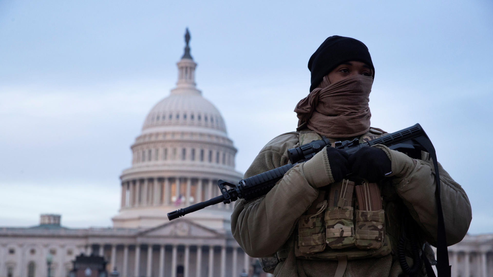 Detienen a otro hombre armado y una mujer en centro de Washington