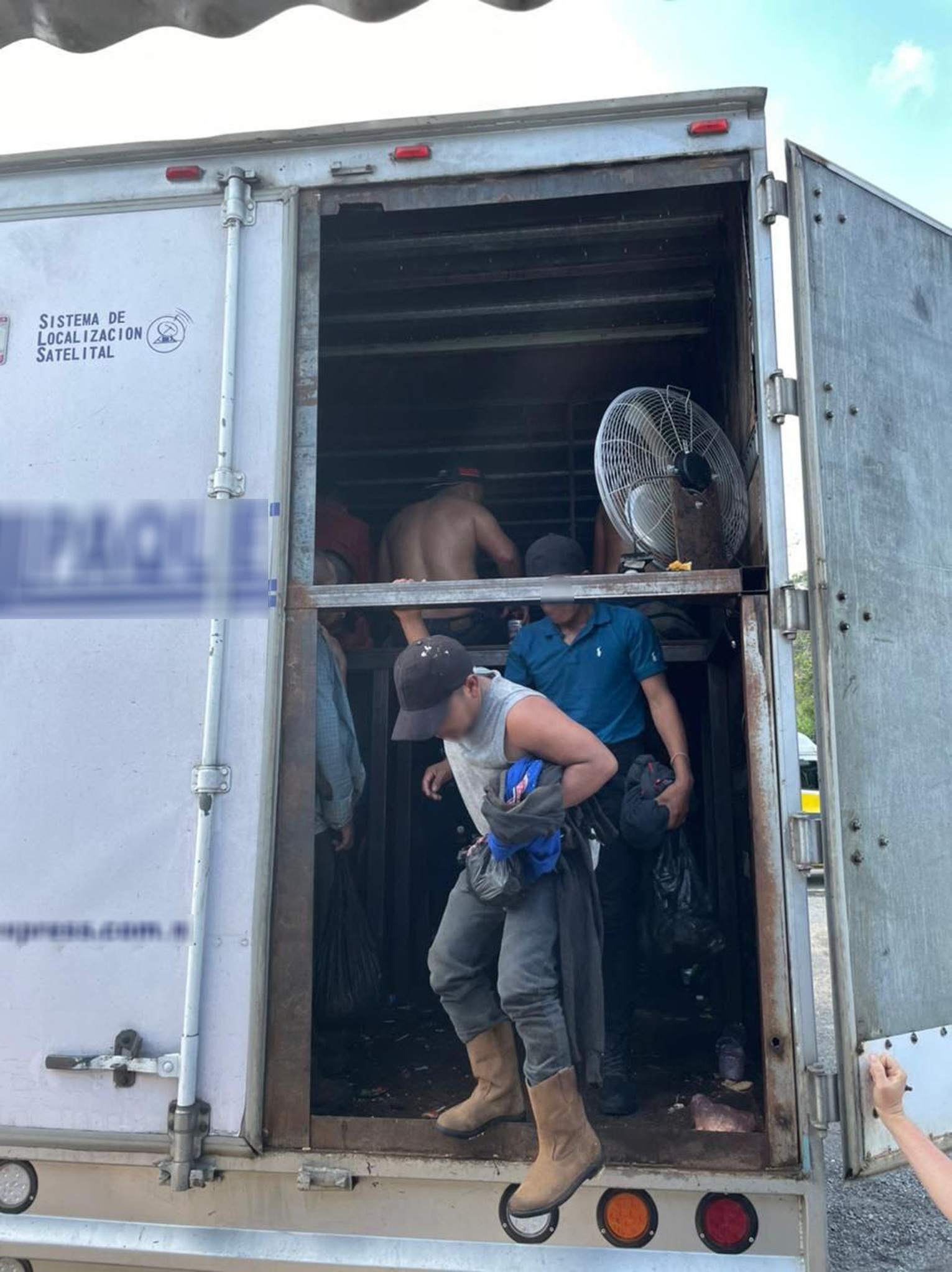 Migración y Guardia Nacional rescatan en Veracruz a 128 migrantes que viajaban hacinados en tráiler - migrantes-caja-trailer-veracruz