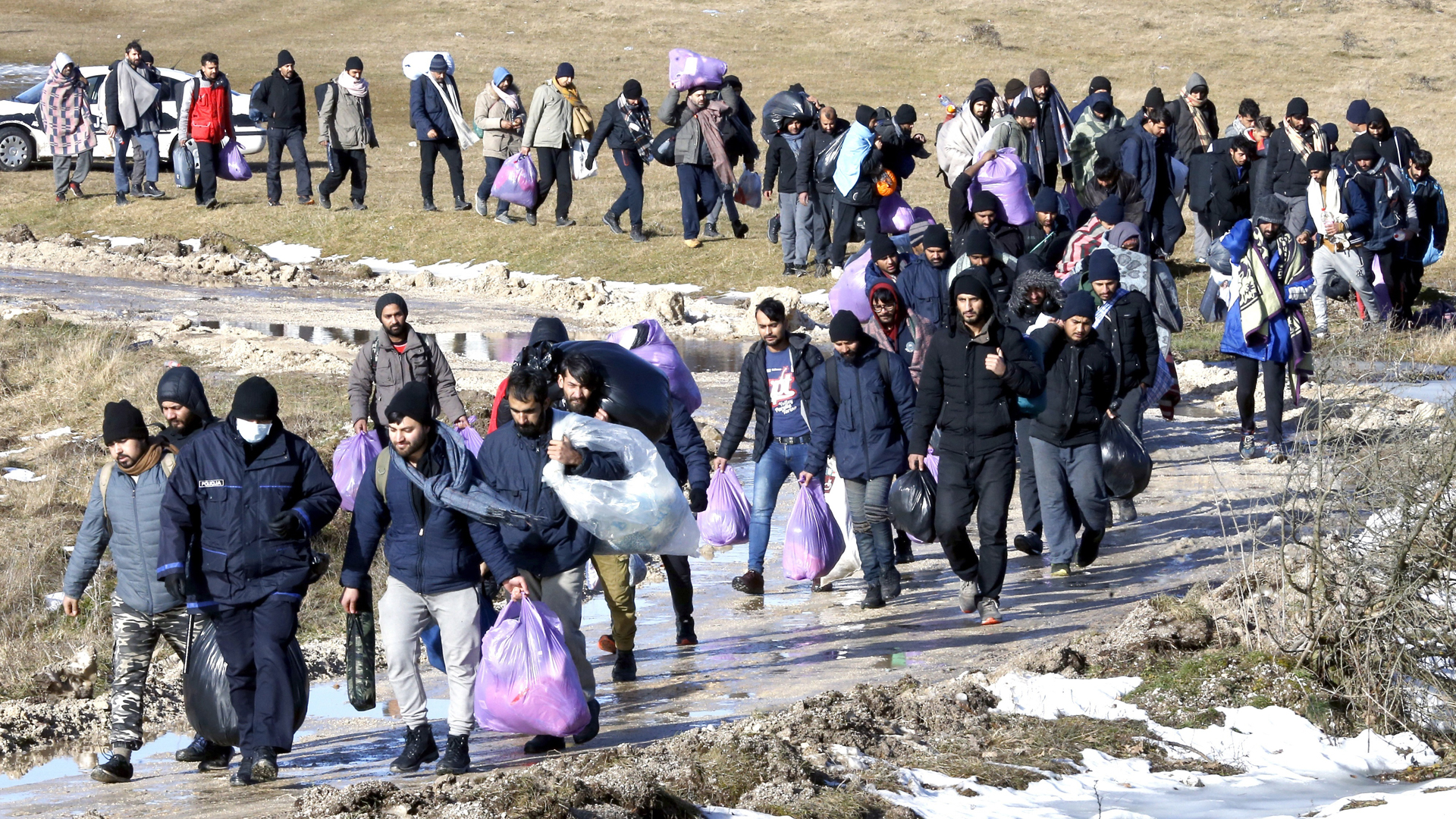 Bosnia aloja a migrantes abandonados en mitad de la nieve