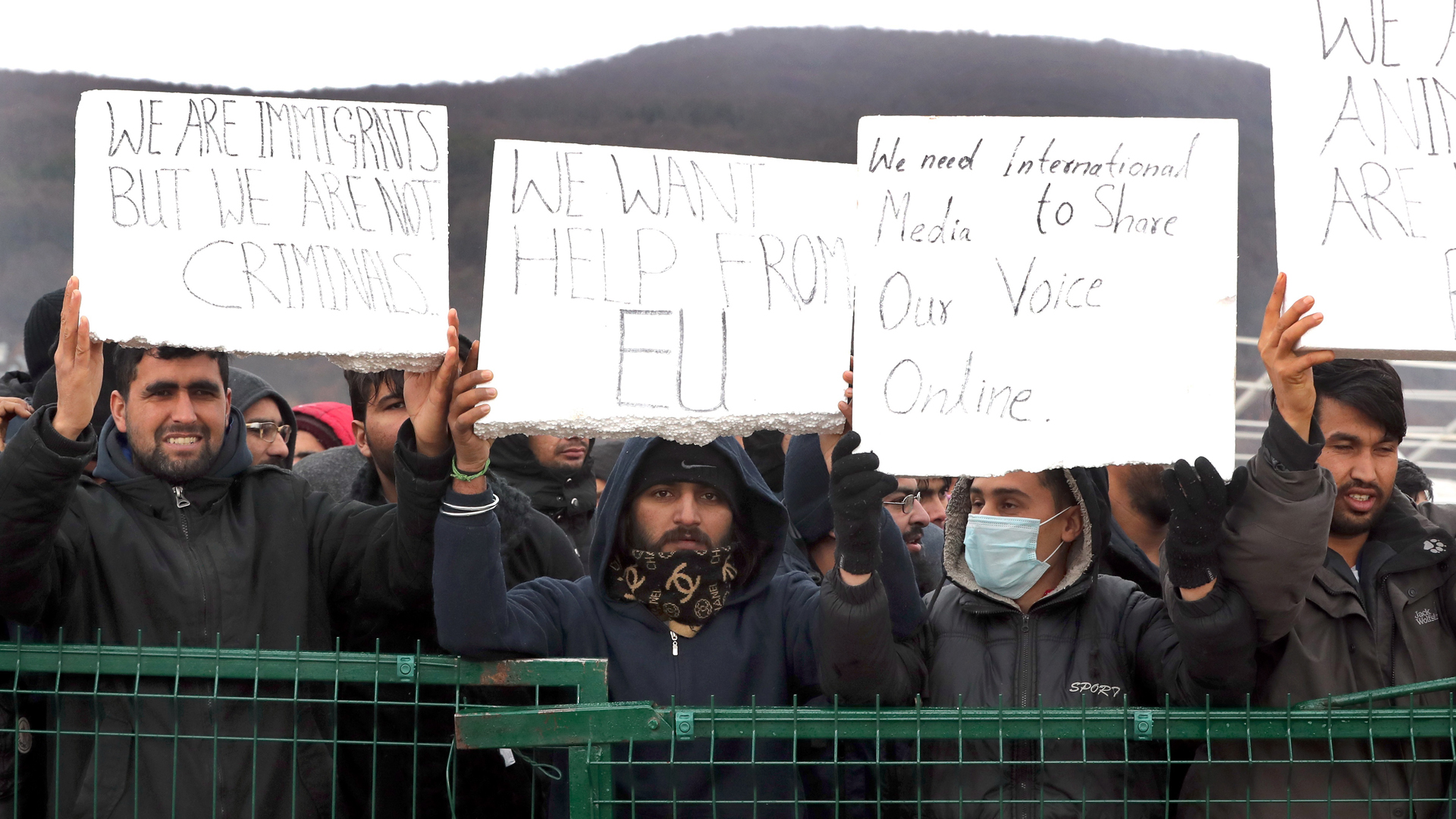 Bosnia aloja a migrantes abandonados en mitad de la nieve - migrantes-piden-ayuda