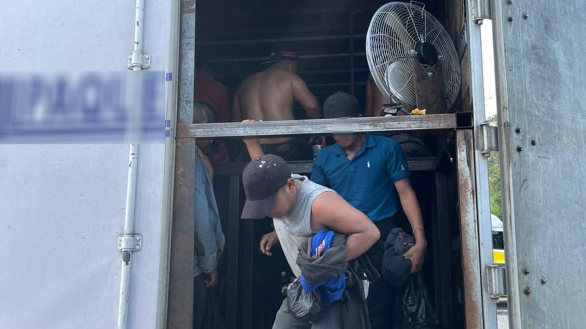Migración y Guardia Nacional rescatan en Veracruz a 128 migrantes que viajaban hacinados en tráiler