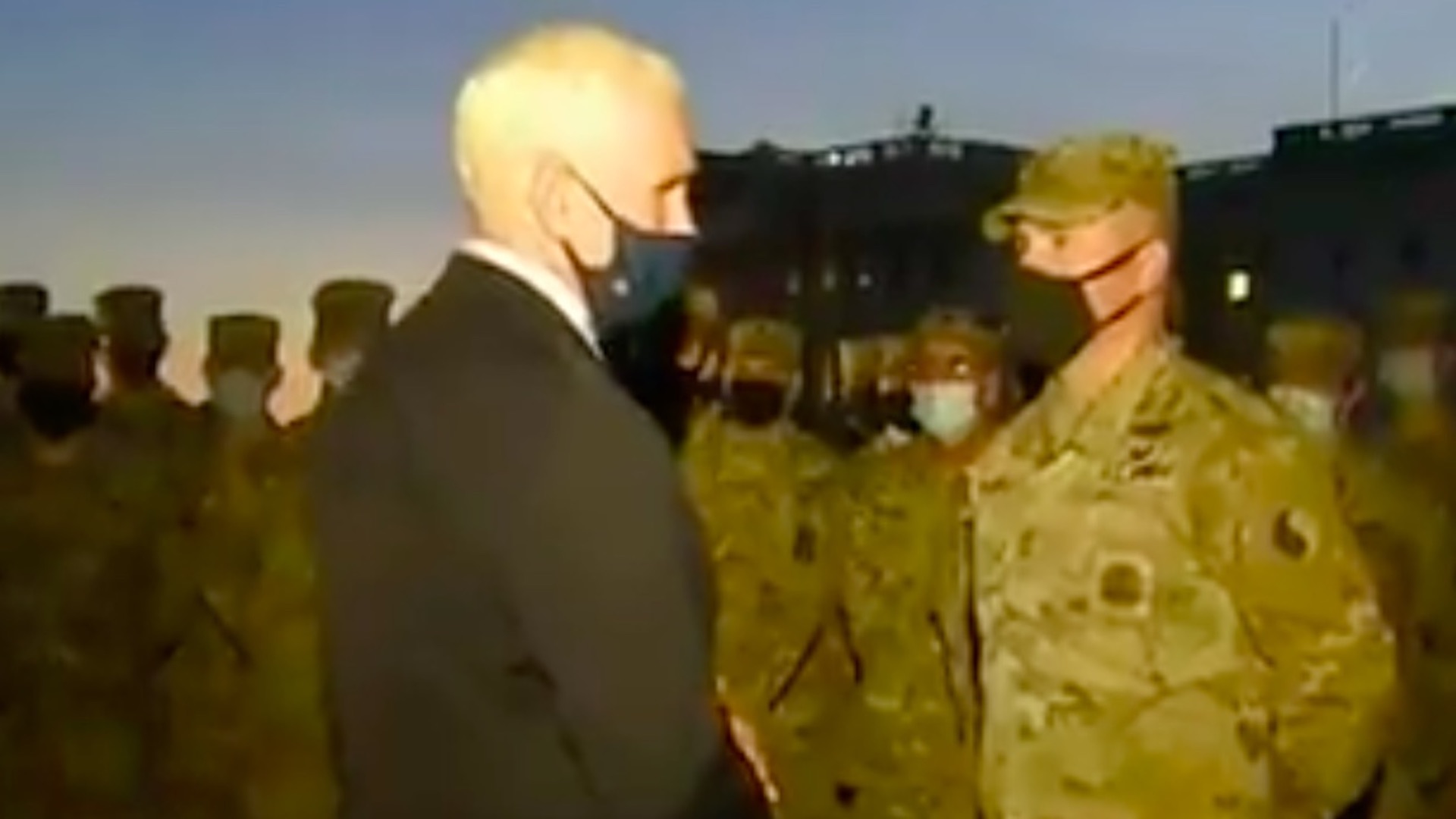 #Video “Ha sido un gran honor servir como su vicepresidente”, Mike Pence visita a tropas en las inmediaciones del Capitolio