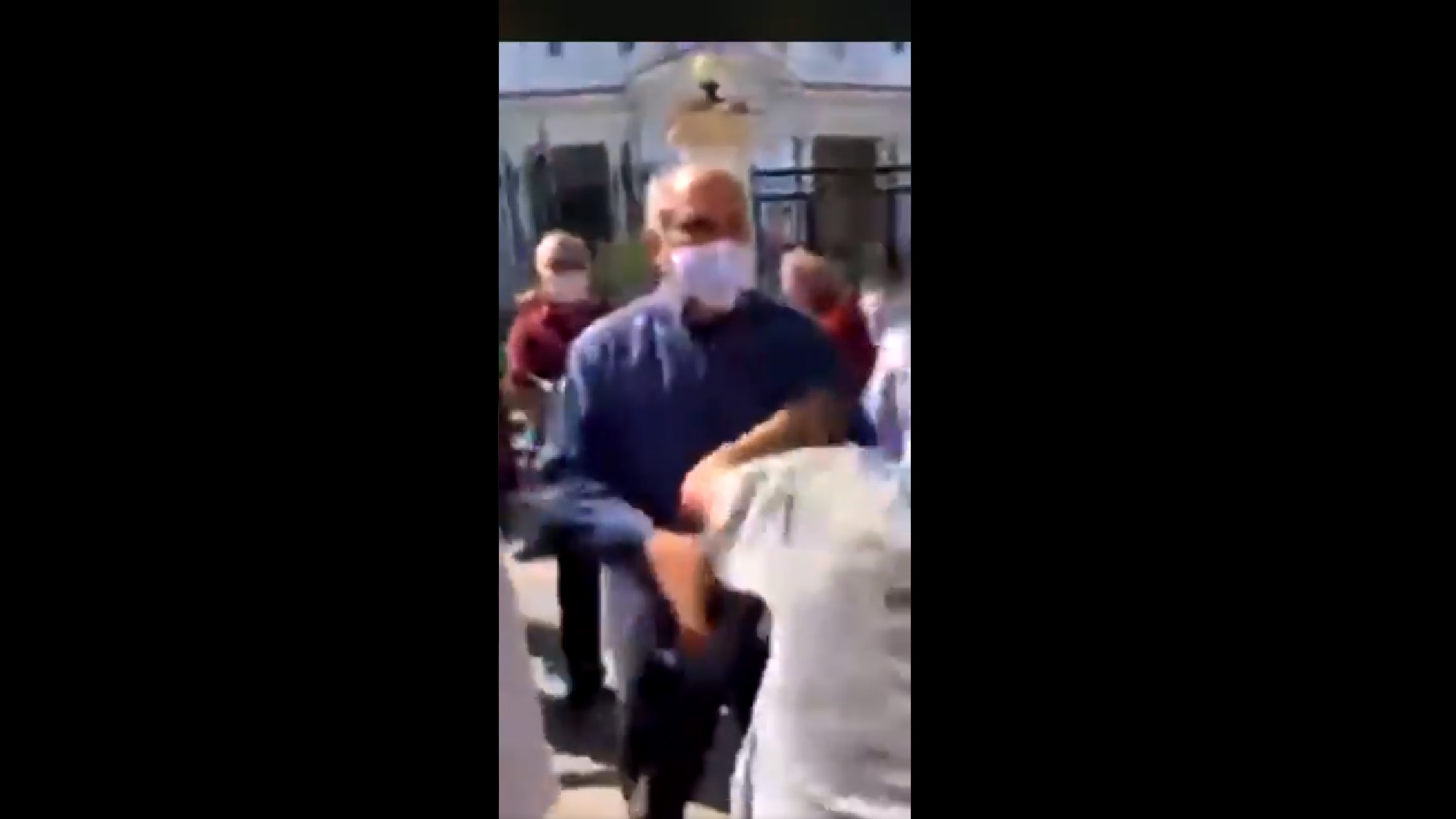 #Video Ministro de Cultura de Cuba agrede a periodista durante protesta