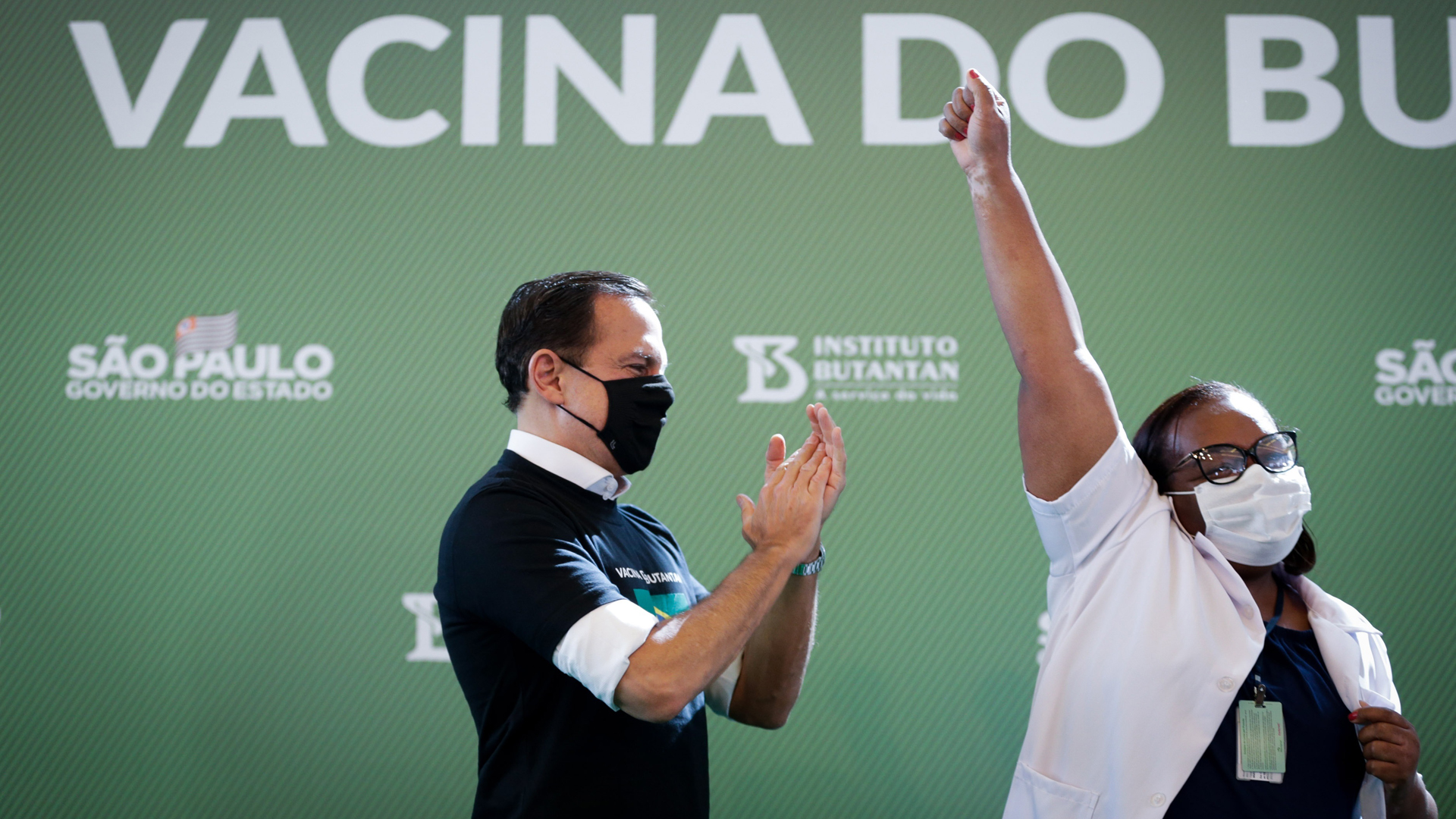 Brasil aplica la primera vacuna contra COVID-19 a una enfermera - monica-calazans-tras-vacunacion-contra-covid-19-en-brasil