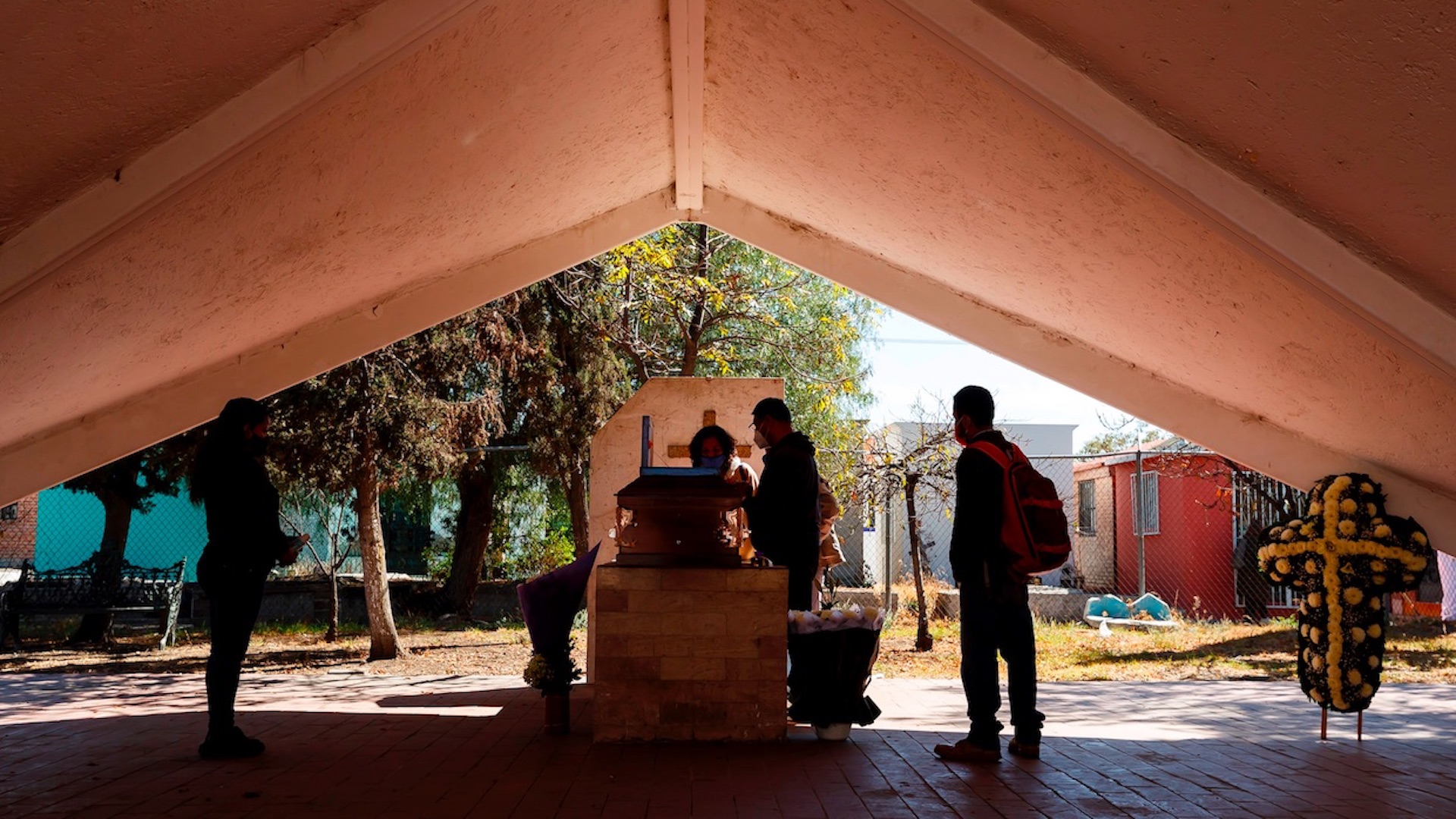 A 11 meses del primer caso de COVID-19, México ya rebasó 1.8 millones de contagios y 153 mil muertes