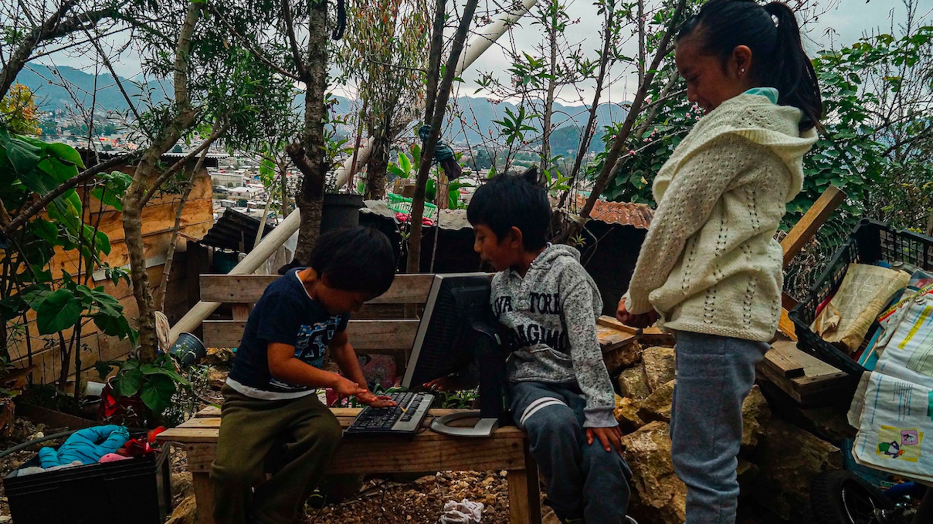 El reto de una mujer indígena, que no sabe leer ni escribir, para educar a sus hijos - mujer-indigena-apoya-a-sus-hijos-en-la-escuela1
