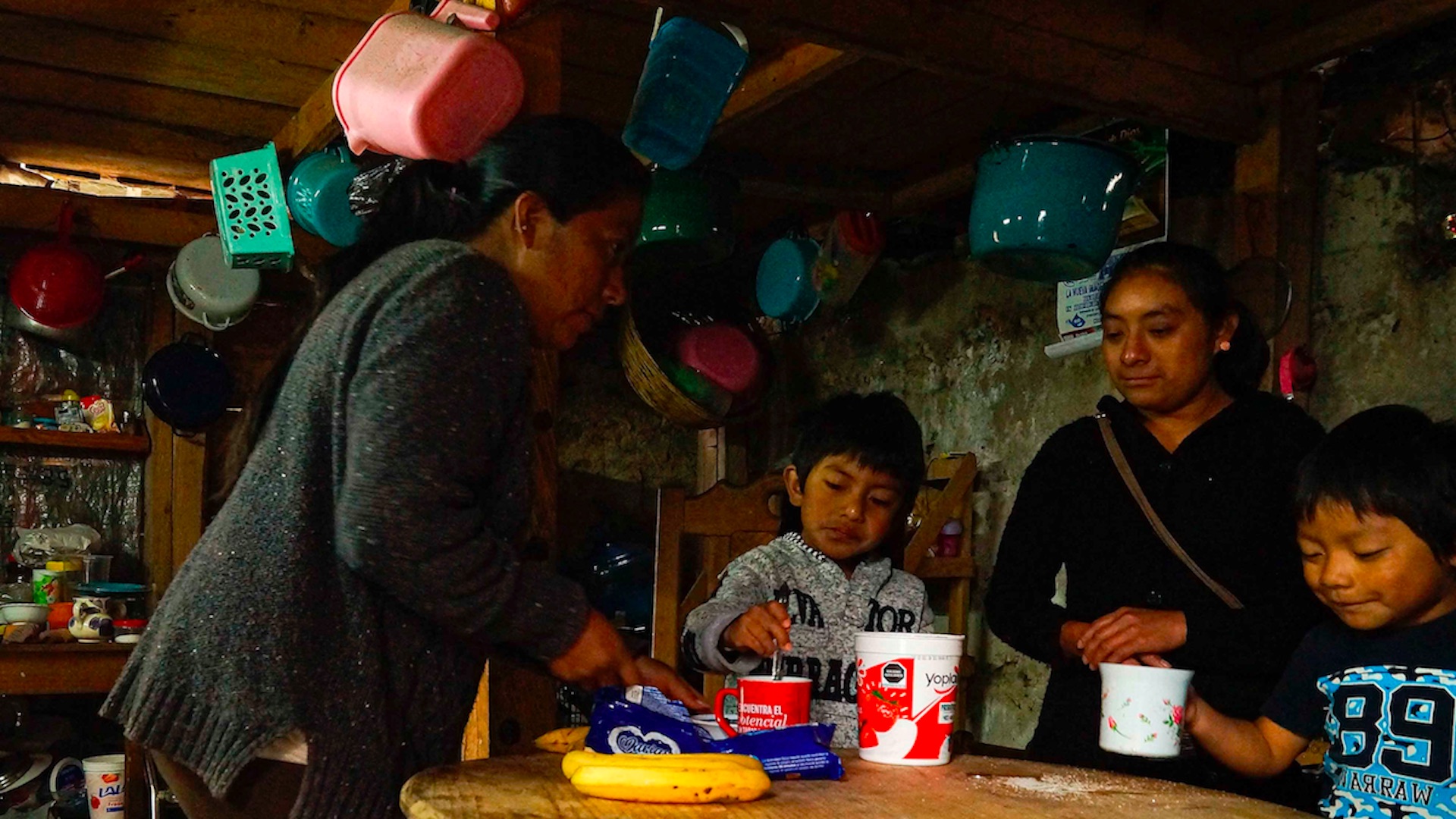 El reto de una mujer indígena, que no sabe leer ni escribir, para educar a sus hijos