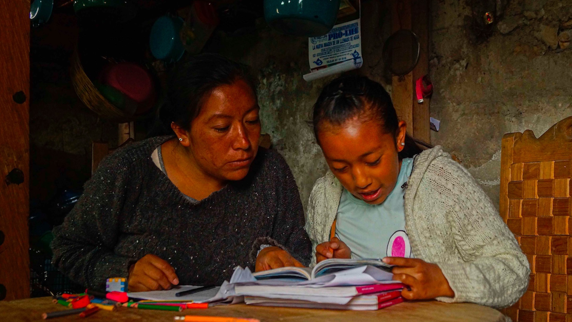 El reto de una mujer indígena, que no sabe leer ni escribir, para educar a sus hijos - mujer-indigena-apoya-a-sus-hijos-en-la-escuela3