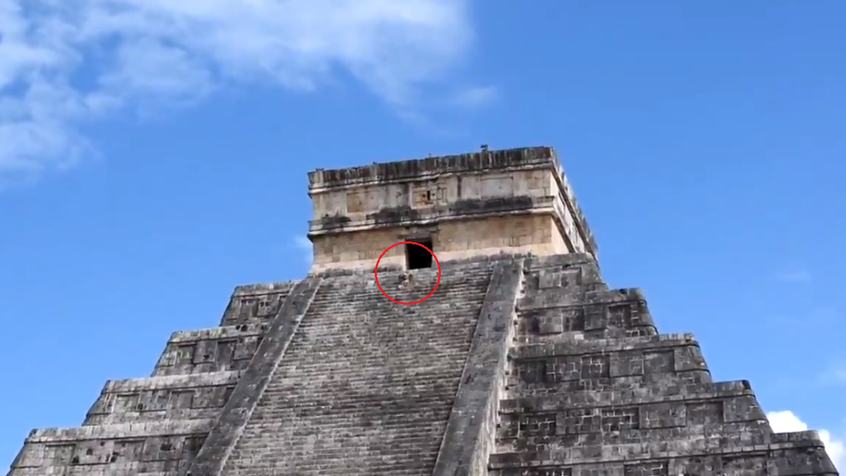 #Video Mujer sube pirámide de Kukulkán para esparcir cenizas de su esposo #Video Mujer sube pirámide de Kukulkán para esparcir cenizas de su esposo