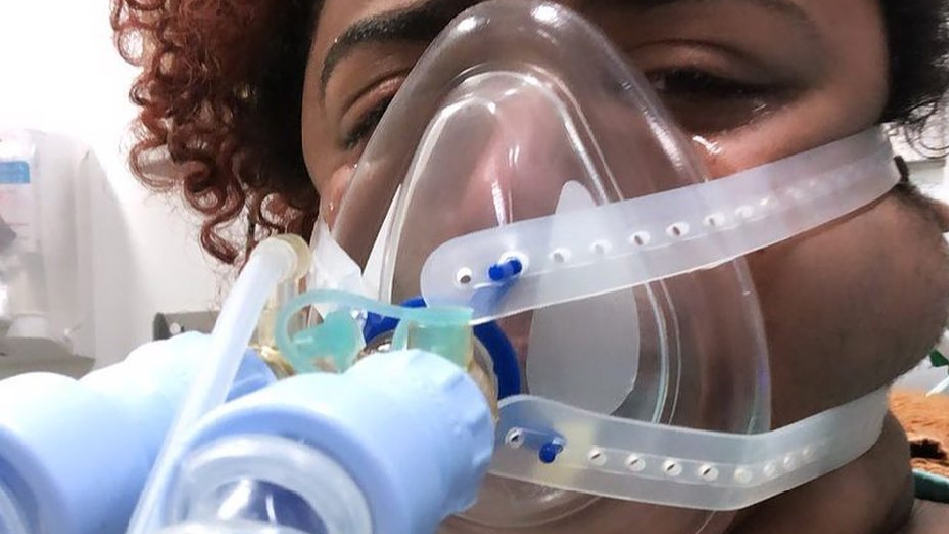 Murió por COVID-19 ‘influencer’ transgénero que negaba la existencia de la pandemia