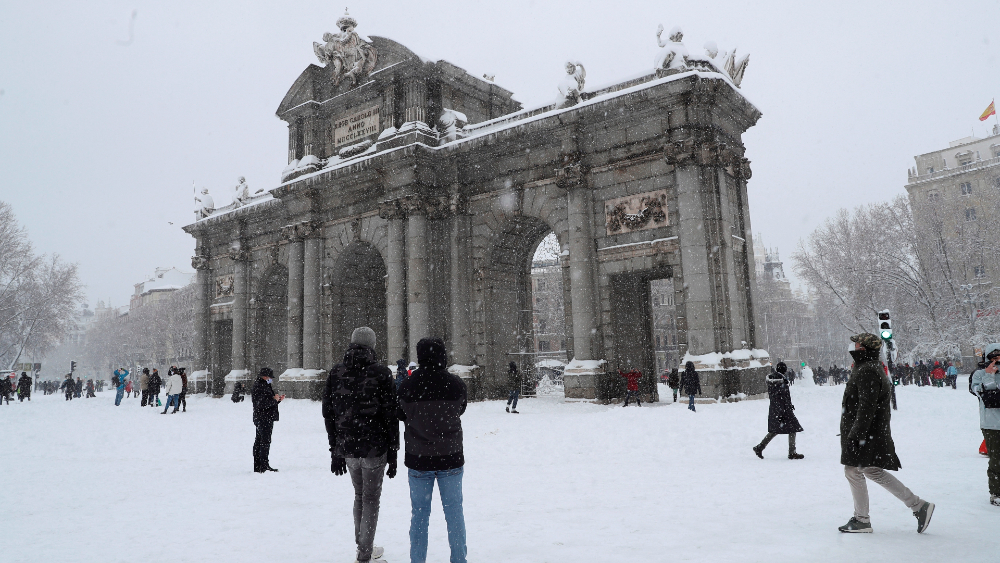 Un temporal causa dos muertos en España y colapsa Madrid con una gran nevada
