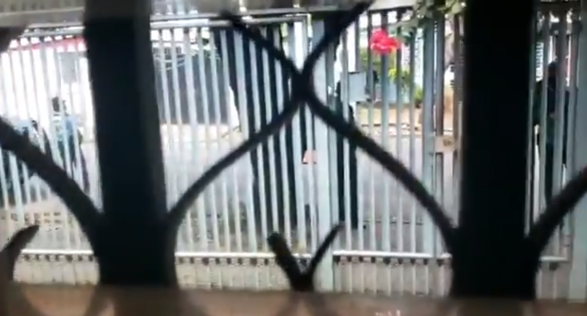 #Video Acusan a Policía de Nicaragua por sitiar y cortar agua a casa de opositores #Video Acusan a Policía de Nicaragua por sitiar y cortar agua a casa de opositores