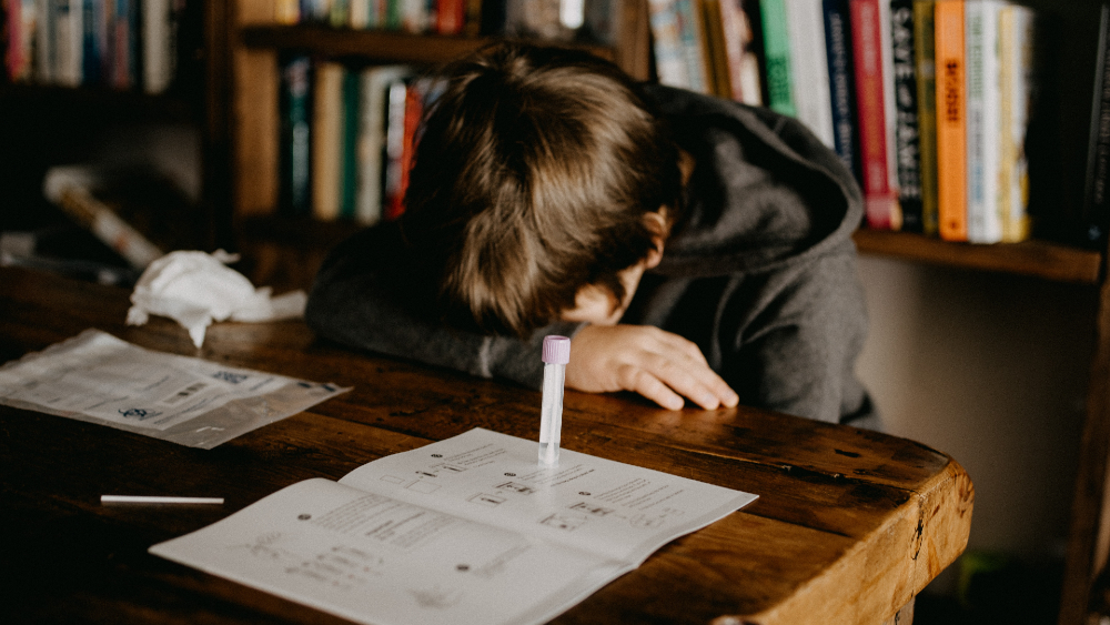 Infectados con variante británica de COVD-19 son menos propensos a perder olfato y gusto