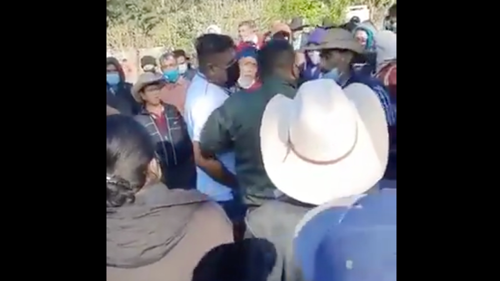 Pobladores intentan linchar al alcalde de Sola de Vega, en Oaxaca Pobladores intentan linchar al alcalde de Sola de Vega, en Oaxaca