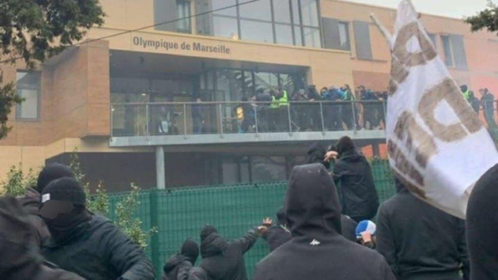 Futbolista del Olympique de Marsella es golpeado por hincha durante un altercado