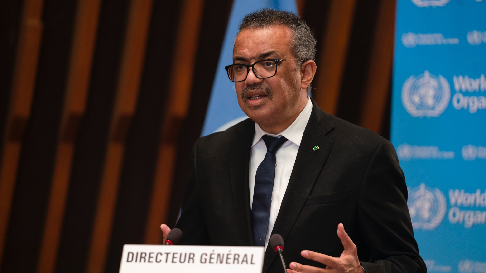 “No está bien” que jóvenes se vacunen contra COVID-19 antes que personas mayores, critica la OMS